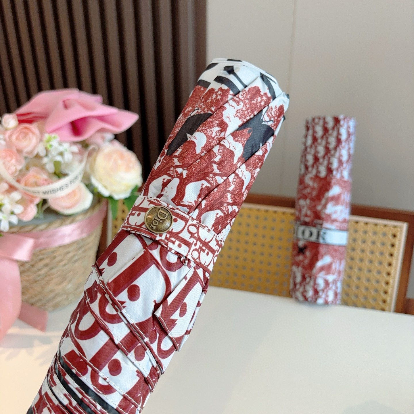  DIOR （迪奥） 五折手开折叠伞 超轻口袋 仅18cm  热卖款 时尚指数爆表 无论晴天雨天使用都相
