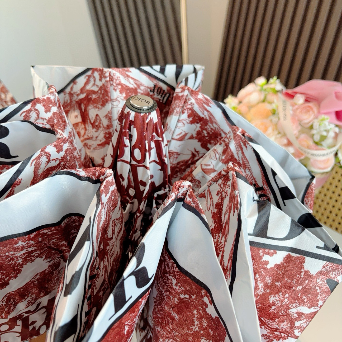  DIOR （迪奥） 五折手开折叠伞 超轻口袋 仅18cm  热卖款 时尚指数爆表 无论晴天雨天使用都相