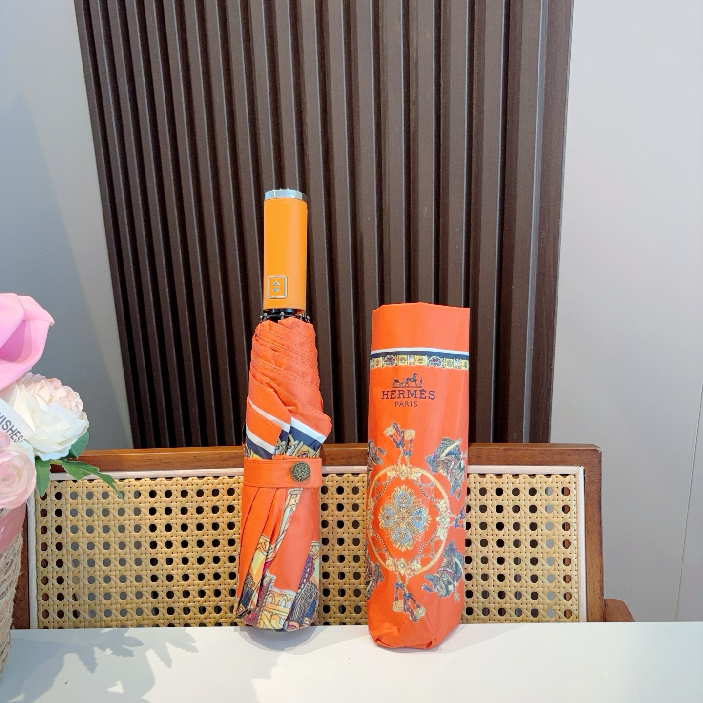 爱马仕（Hermès）   新款 极品H家三折自动伞重磅呈现 以其精湛的工艺技术和源源不断的想像力 新涂