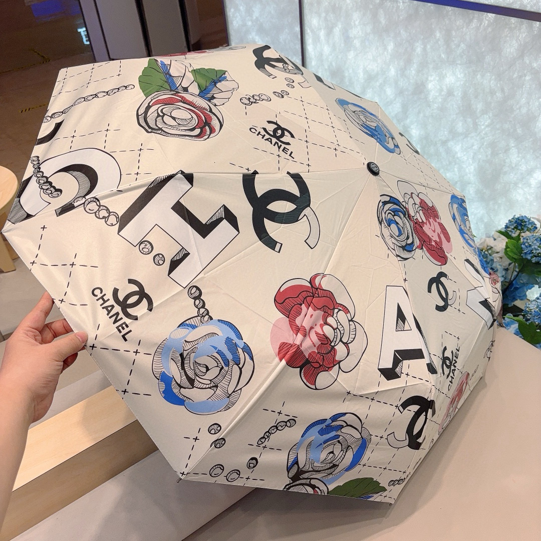  CHANEL（香奈儿）三折自动折叠晴雨伞 集合香奈儿灵魂LOGO为一体的设计风格高雅奢华 带在身上带来
