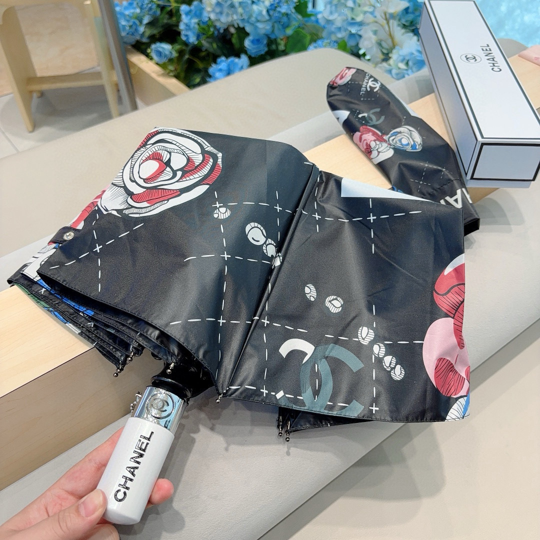 CHANEL（香奈儿）三折自动折叠晴雨伞 集合香奈儿灵魂LOGO为一体的设计风格高雅奢华 带在身上带来