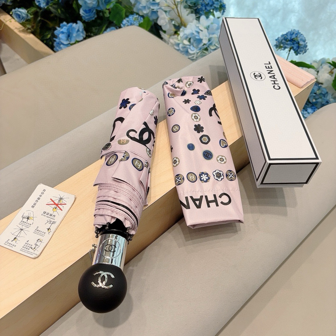  CHANEL（香奈儿）三折自动折叠晴雨伞 集合香奈儿灵魂LOGO为一体的设计风格高雅奢华 带在身上带来