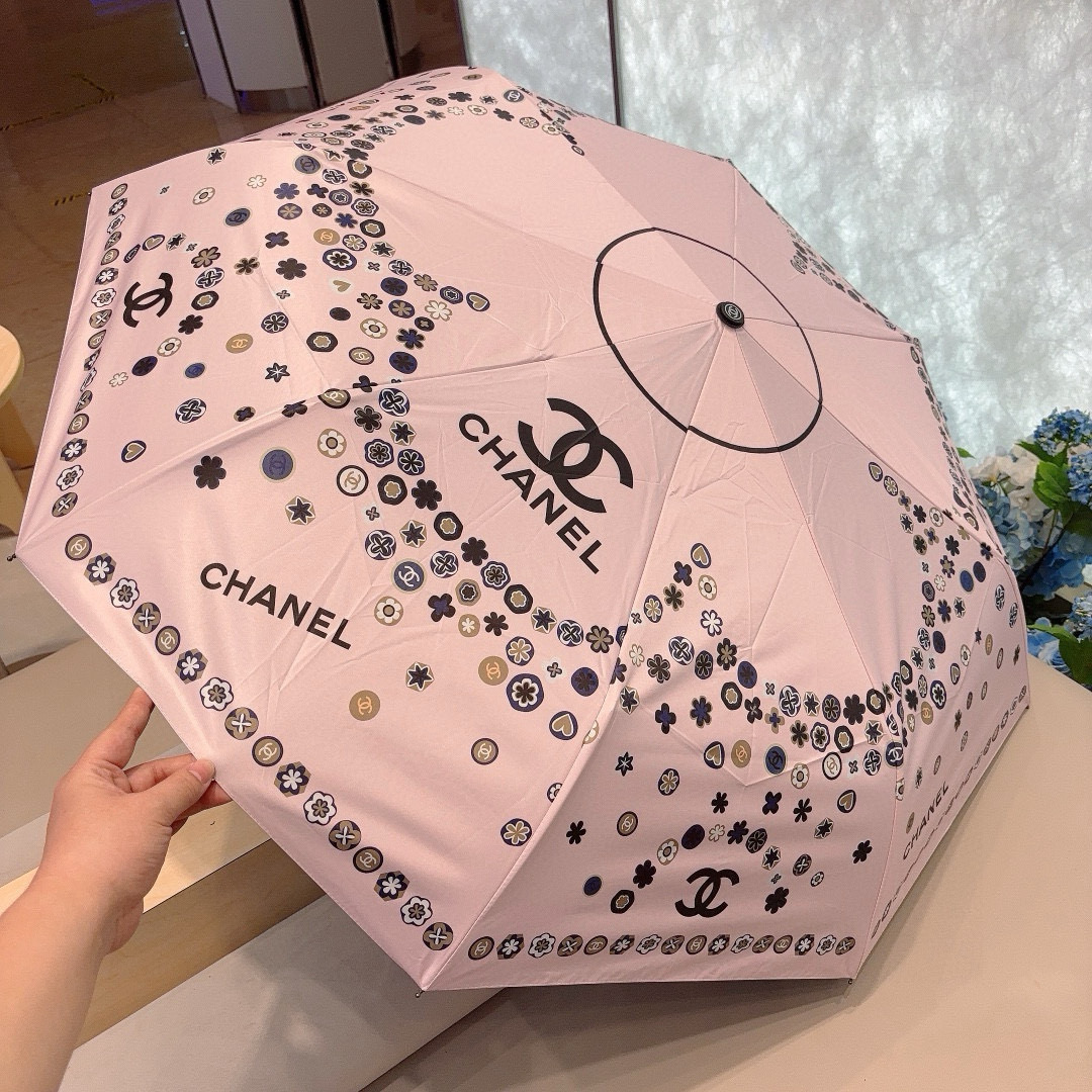  CHANEL（香奈儿）三折自动折叠晴雨伞 集合香奈儿灵魂LOGO为一体的设计风格高雅奢华 带在身上带来