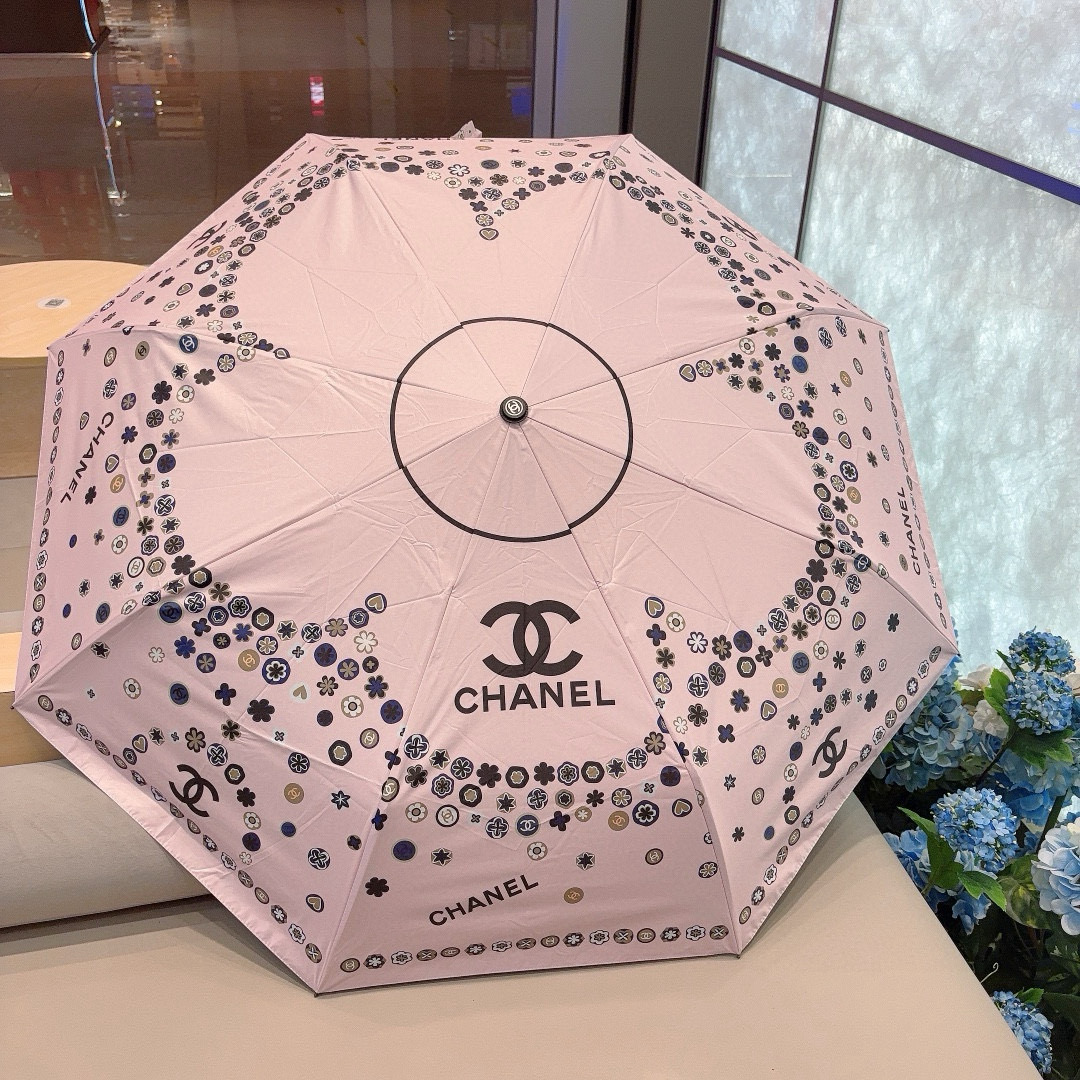  CHANEL（香奈儿）三折自动折叠晴雨伞 集合香奈儿灵魂LOGO为一体的设计风格高雅奢华 带在身上带来