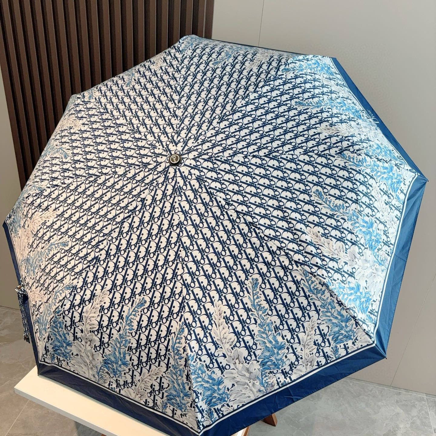  DIOR（迪奥）三折自动折叠晴雨伞  时尚原单代工品质 细节精致 看得见的品质 打破一成不变 色泽纯正
