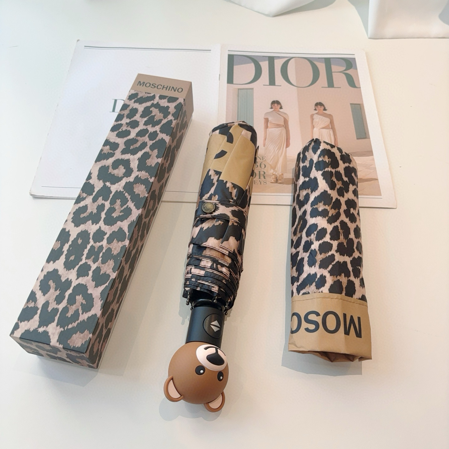  Moschino（莫斯奇诺）熊头柄 三折自动伞设计师Franco Moschino以自己的名字命名的一