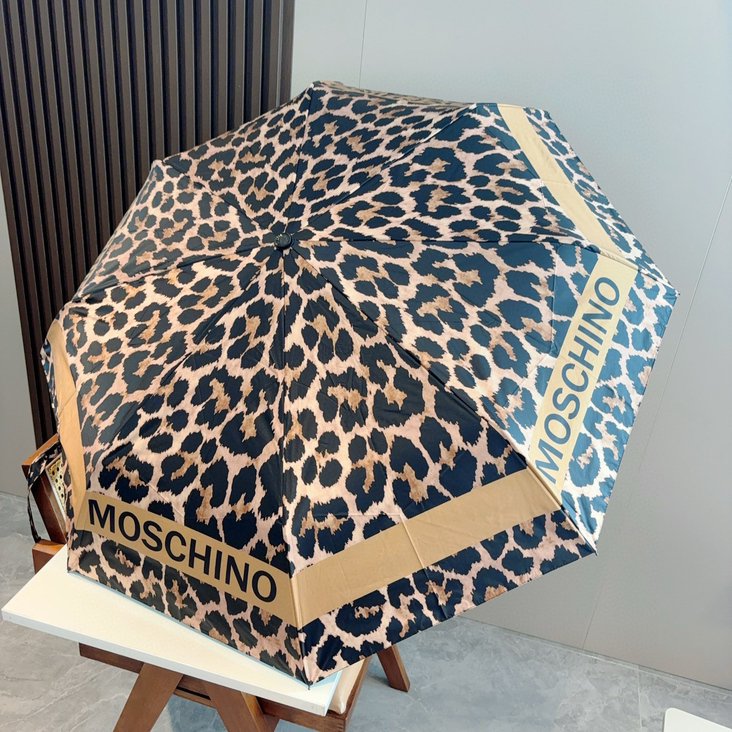  Moschino（莫斯奇诺）熊头柄 三折自动伞设计师Franco Moschino以自己的名字命名的一