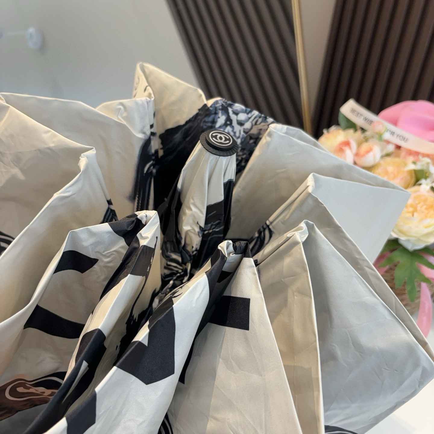 CHANEL（香奈儿）新款 三折手开折叠晴雨伞 做工精细 气质 时尚 炒鸡好看！防紫外线 人手必备 ！