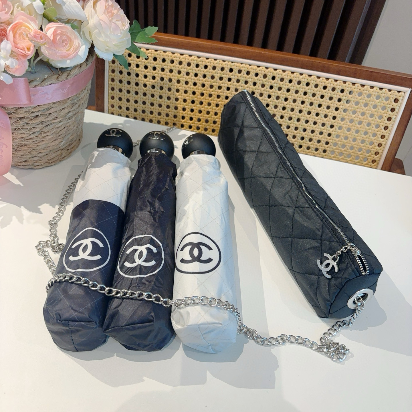 NO:378089,70 CHANEL with chain bag (Chanel) Classic small fragrance three-fold camellia umbrella surface automatic folding sunny umbrella selection imported from Taiwan UV UV umbrella cloth Original single OEM quality umbrella parasol sun umbrellas, umbrellas, chanel, chanel, umbrellas19860909带链包70 CHANEL（香奈儿） 经典小香三折茶花伞面自动折叠晴雨伞 选用台湾进口UV防紫外线伞布 原单代工级品质雨伞遮阳伞太阳伞,雨伞,chanel,chanel,umbrellas,accessory
