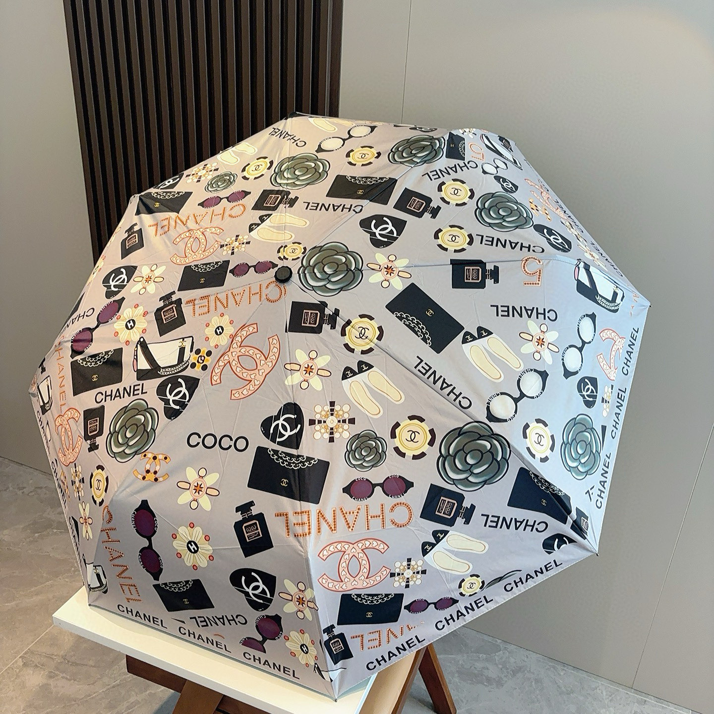  CHANEL（香奈儿）三折自动折叠晴雨伞 集合香奈儿灵魂LOGO为一体的设计风格高雅奢华 带在身上带来