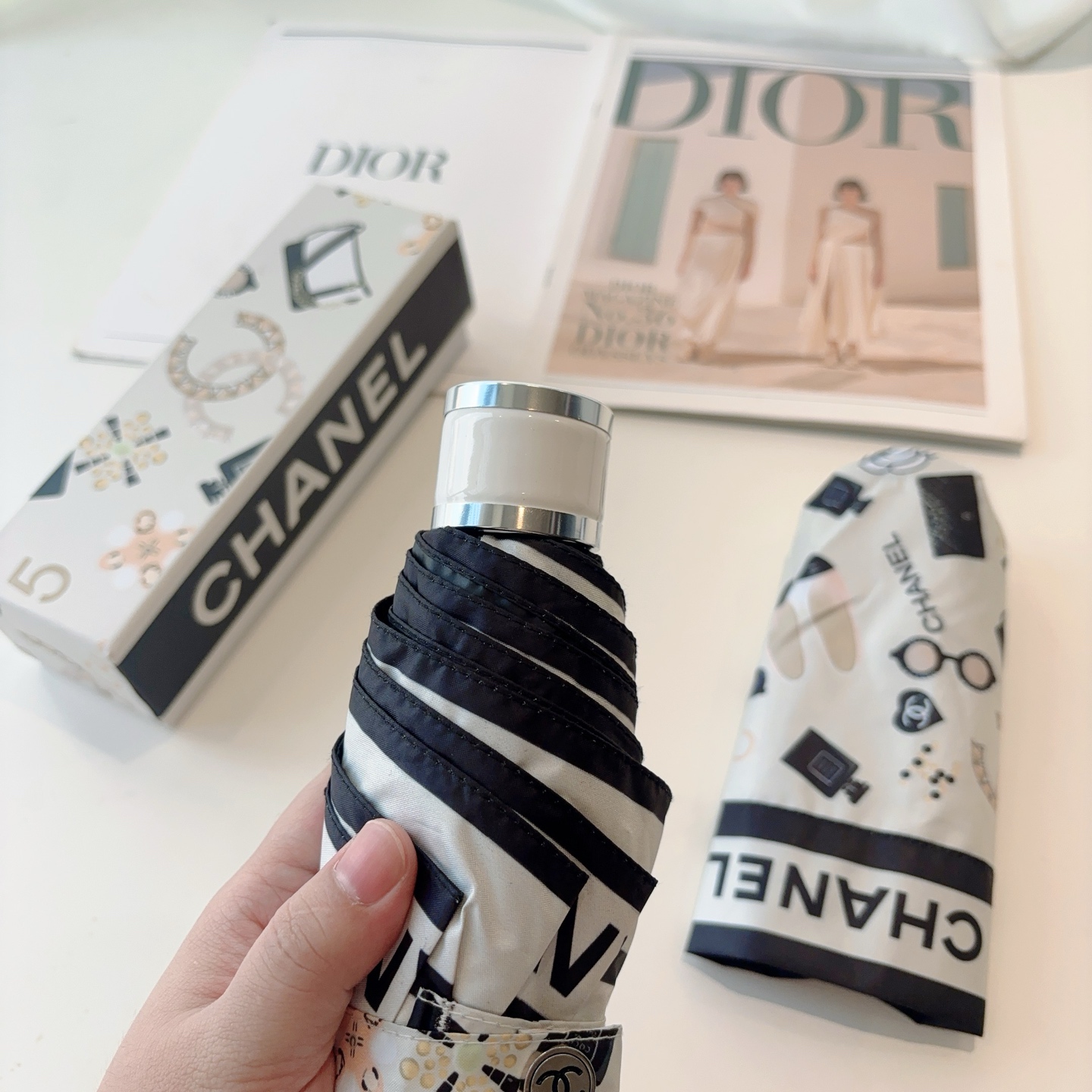  CHANEL（香奈儿）五折手动折叠晴雨伞 选用台湾进口UV防紫外线伞布 原单代工级品质  🌹
