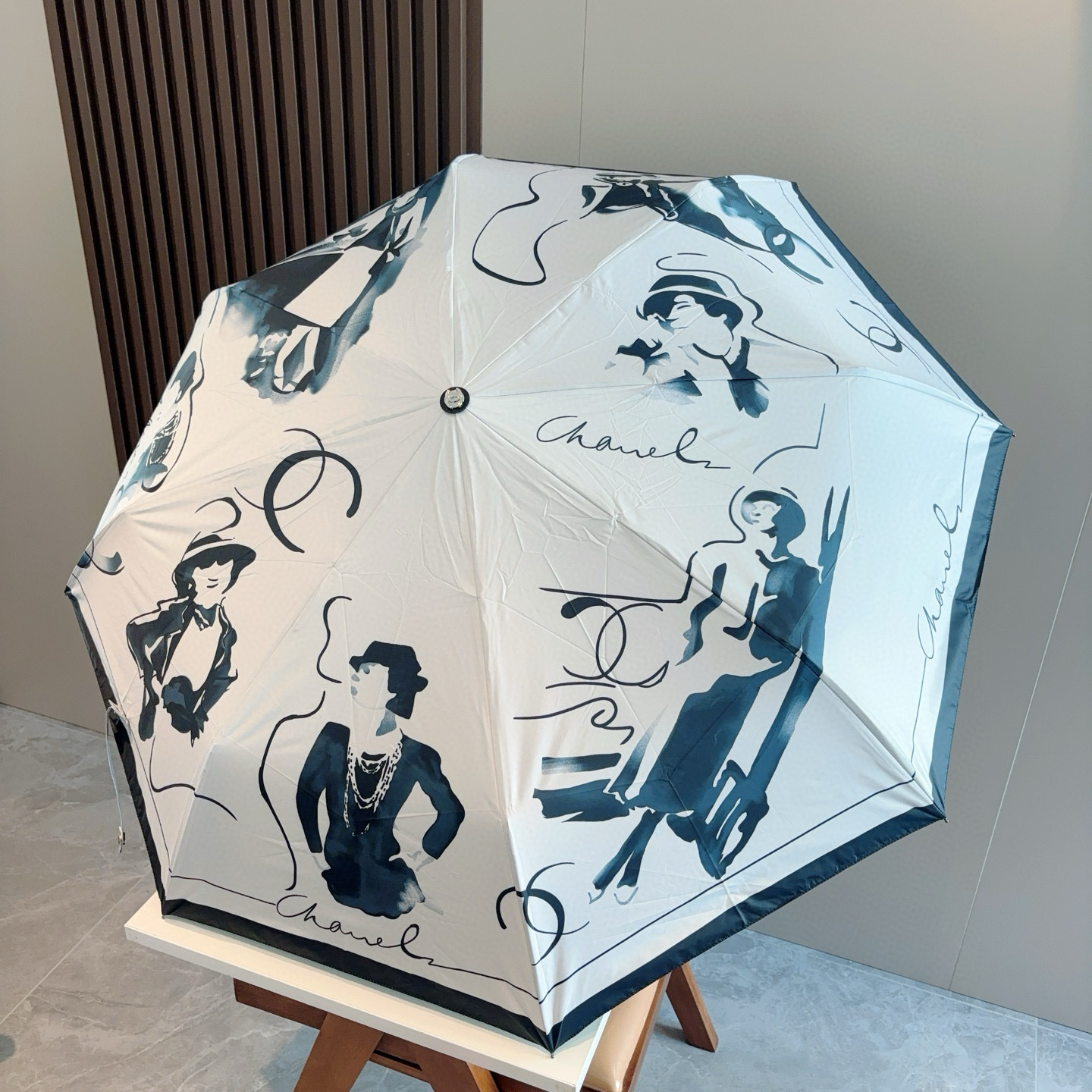  CHANEL（香奈儿）三折自动折叠晴雨伞 集合香奈儿灵魂LOGO为一体的设计风格高雅奢华 带在身上带来