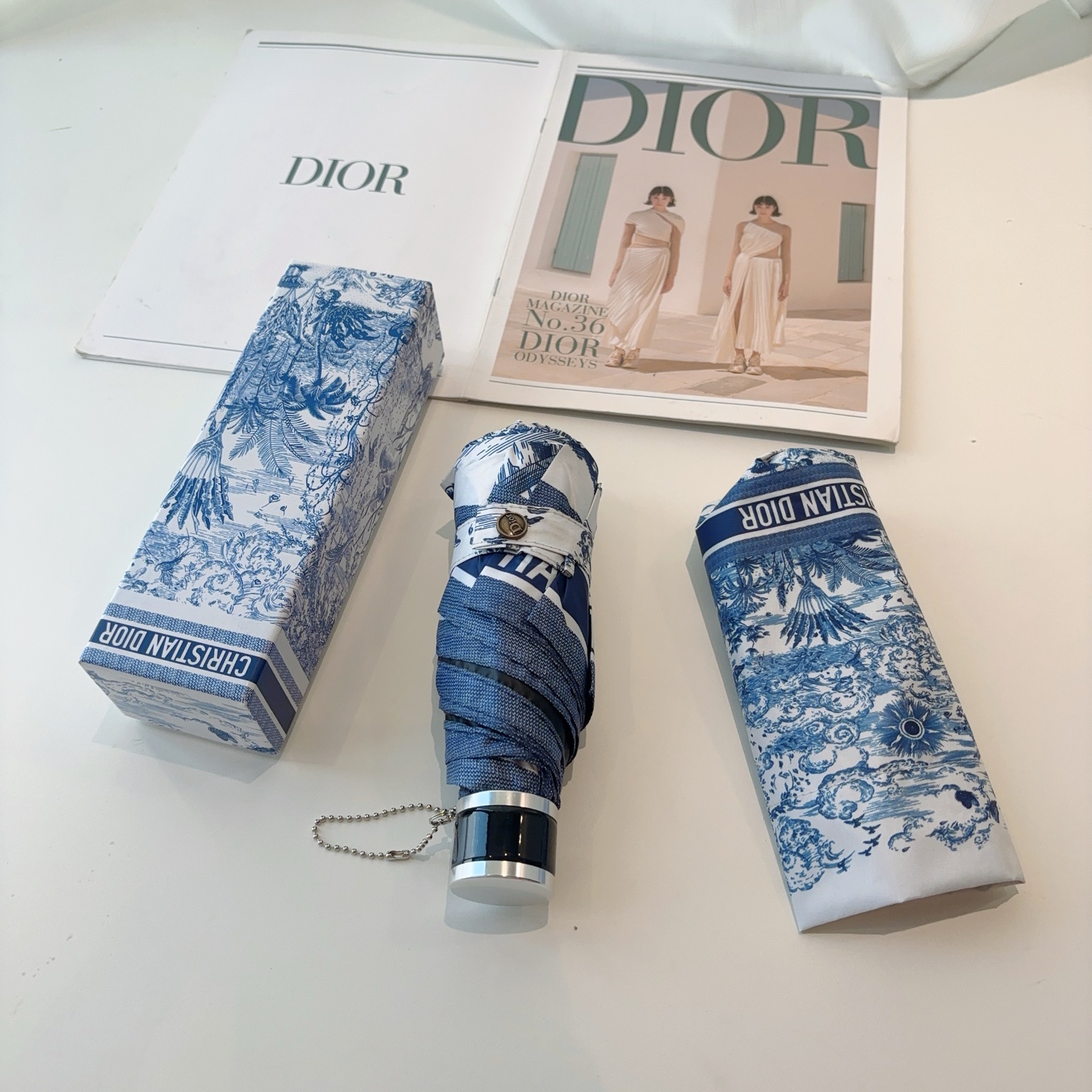  DIOR （迪奥） 五折手开折叠伞 超轻口袋 仅18cm  热卖款 时尚指数爆表 无论晴天雨天使用都相