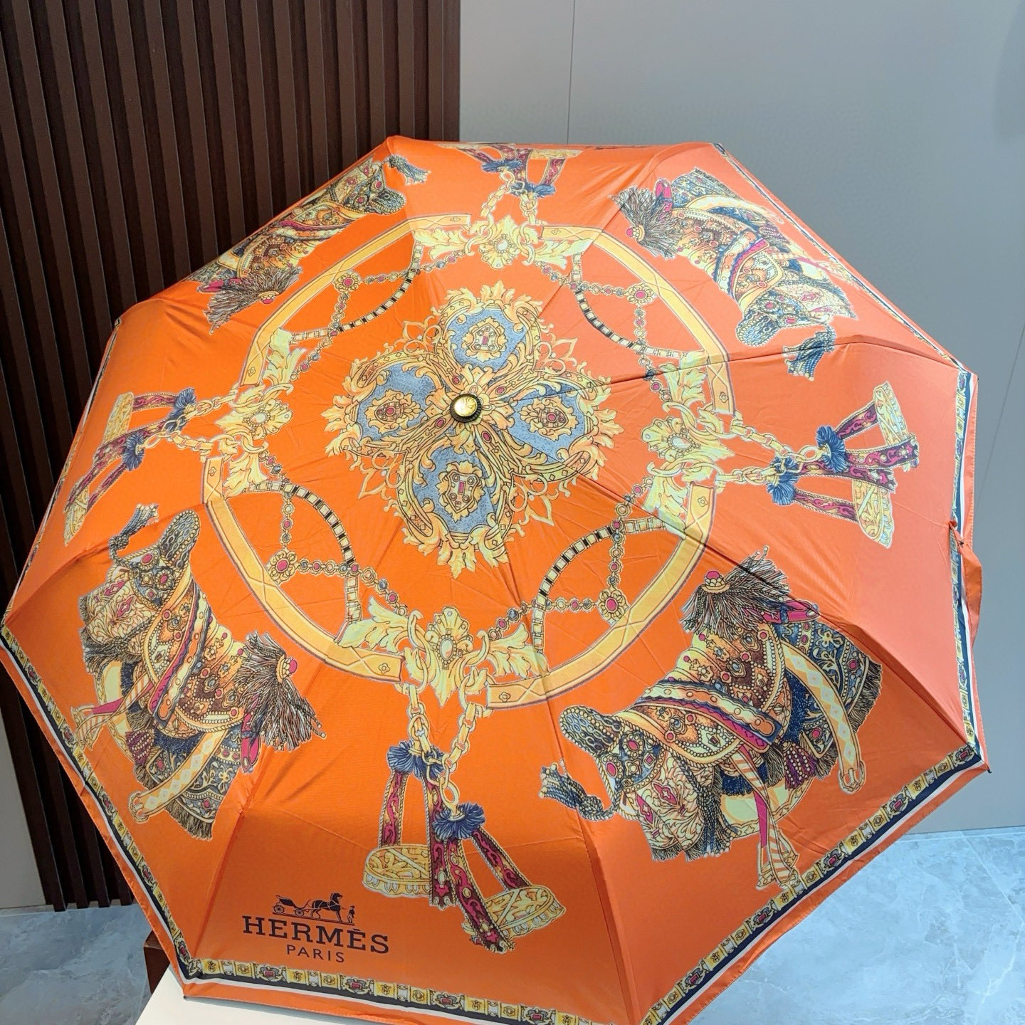     爱马仕（Hermès）   极品H家三折自动伞重磅呈现 以其精湛的工艺技术和源源不断的想像力 新