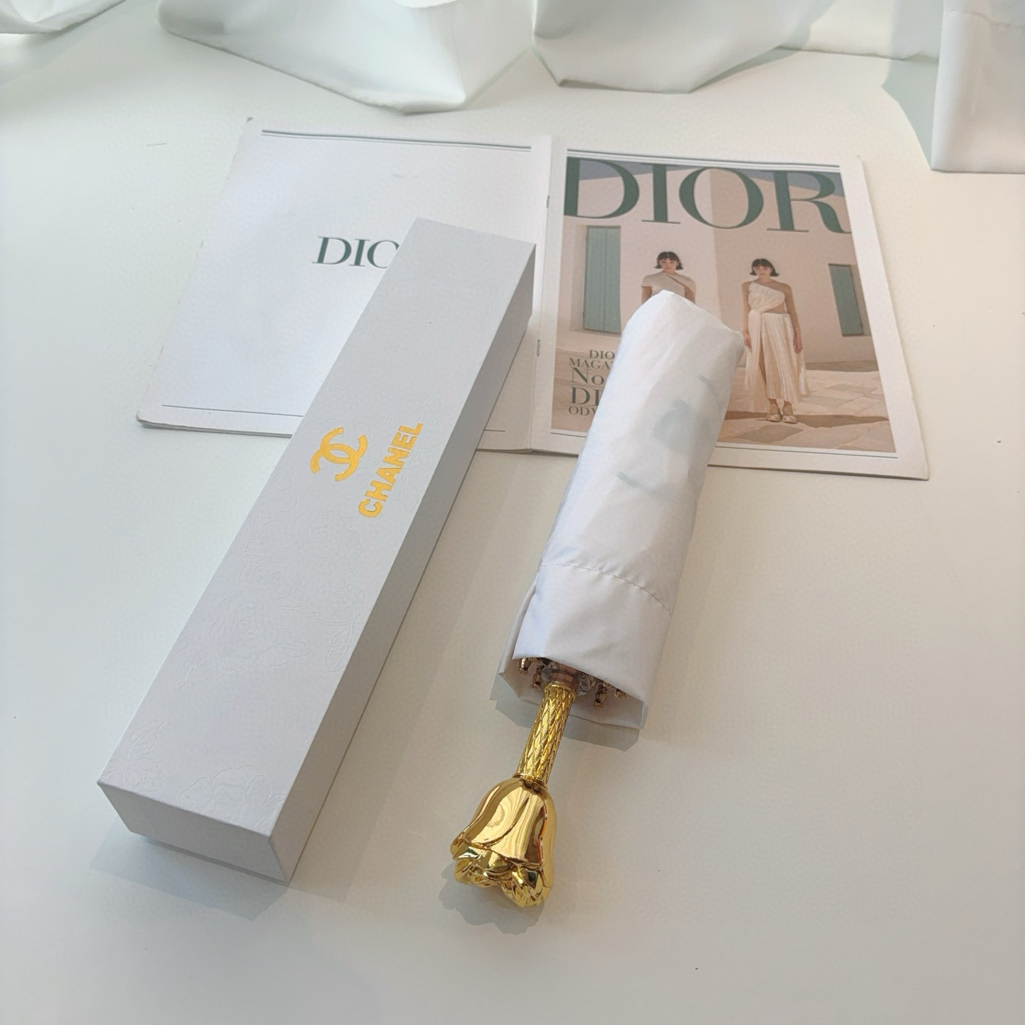 NO:378171,Chanel (CHANEL) 3-fold hand-opening, high-end rose handle counter summer new style, magnesium aluminum alloy umbrella bones are super light and tough, very international style, elegant, noble, exquisite noble style, all integrated into the design of umbrella umbrella parasol sun umbrellas, umbrellas, chanel, chanel, umbrellas19860909香奈儿（CHANEL）三折手开款 高端玫瑰花手柄专柜夏季新款 采用加镁铝合金伞骨超轻超坚韧 很有国际范 优雅、高贵、精致的高贵风格 都融入雨伞的设计中雨伞遮阳伞太阳伞,雨伞,chanel,chanel,umbrellas,accessory