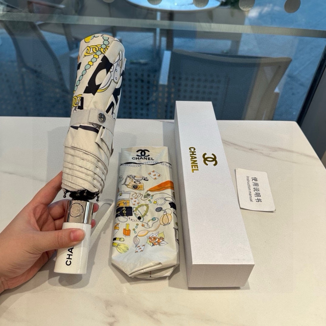  CHANEL（香奈儿）三折自动折叠晴雨伞 集合香奈儿灵魂LOGO为一体的设计风格高雅奢华 带在身上带来