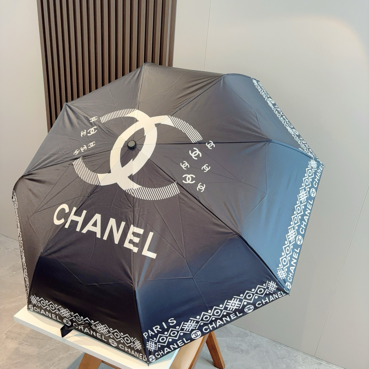  CHANEL（香奈儿）三折自动折叠晴雨伞 集合香奈儿灵魂LOGO为一体的设计风格高雅奢华 带在身上带来