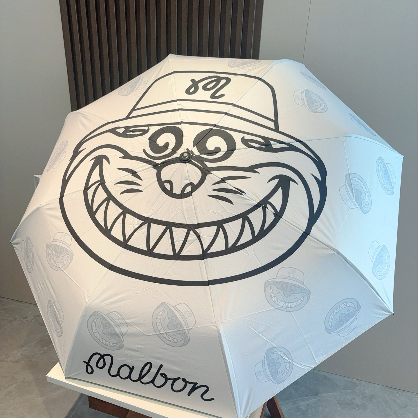  MALBON 新晋潮牌夏季新款 全自动折叠晴雨伞 
黑色涂层防晒有效阻隔紫外线99%，UF>50 
所
