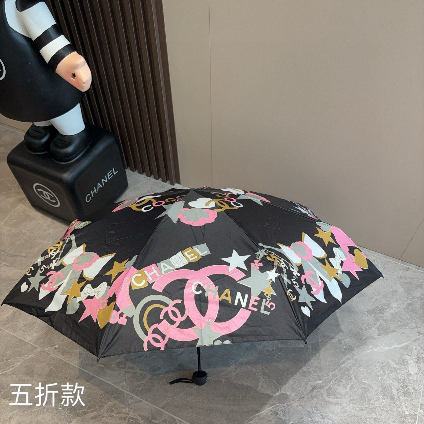  CHANEL（香奈儿）五折手开折叠晴雨伞 集合香奈儿灵魂LOGO为一体的设计风格高雅奢华 带在身上带来