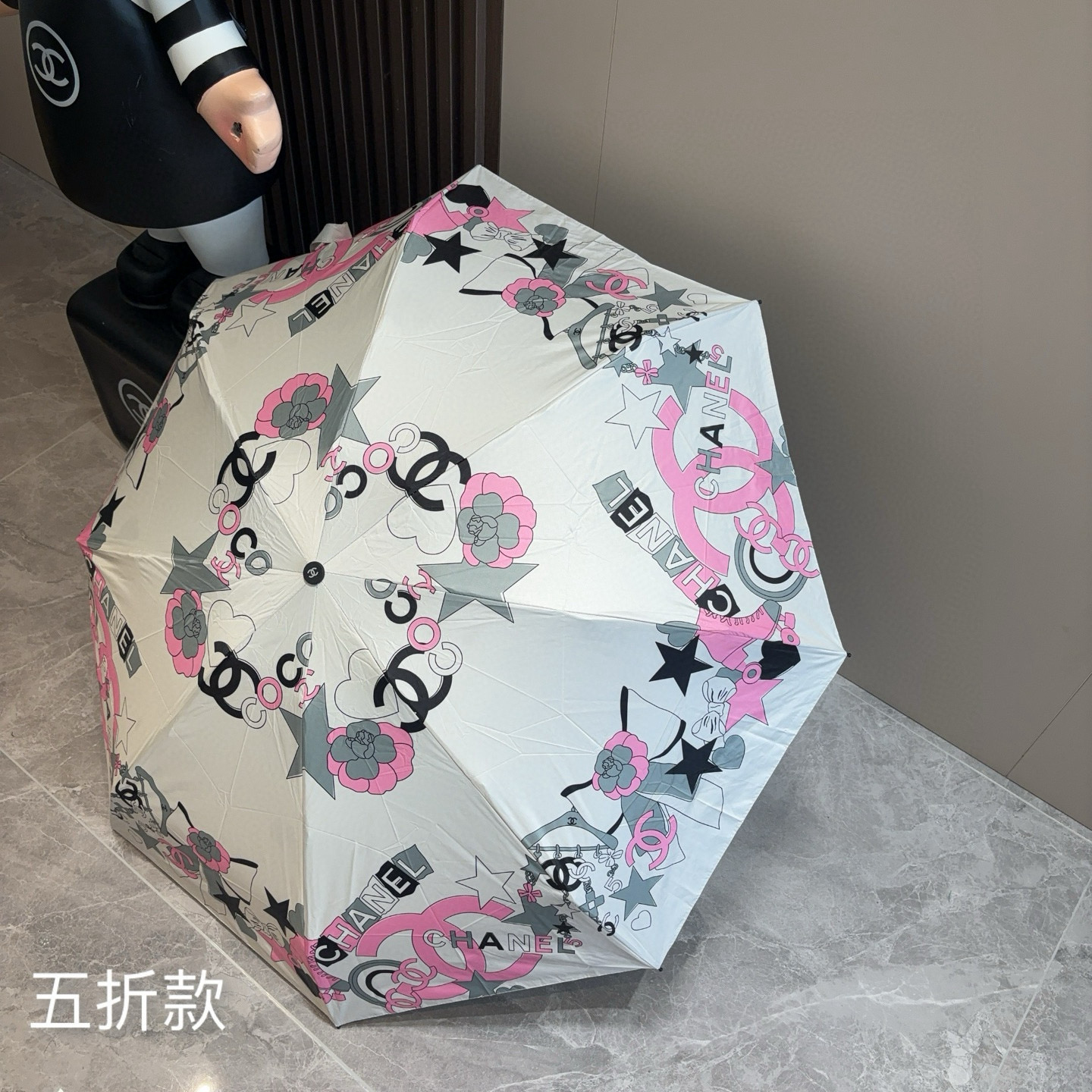  CHANEL（香奈儿）五折手开折叠晴雨伞 集合香奈儿灵魂LOGO为一体的设计风格高雅奢华 带在身上带来