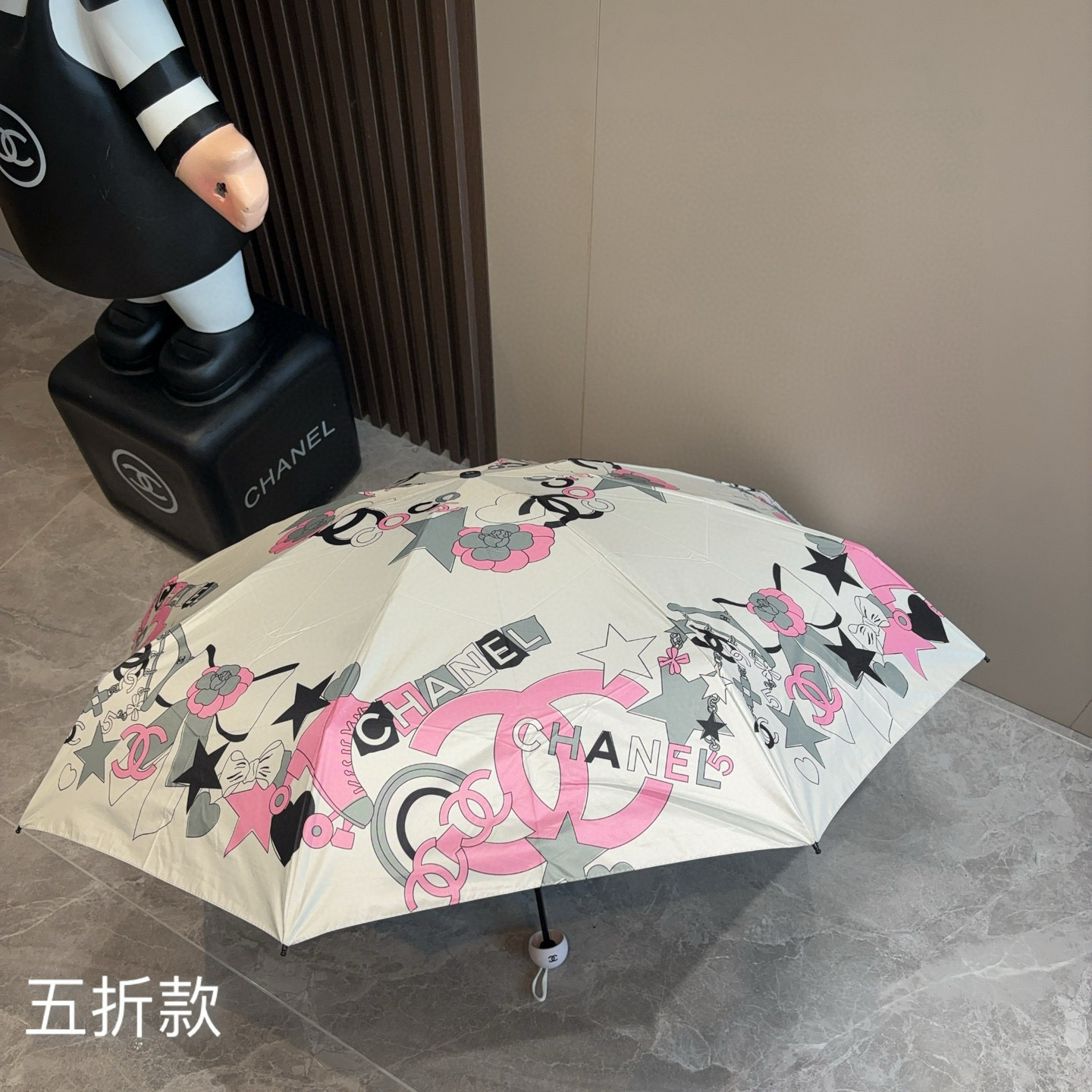  CHANEL（香奈儿）五折手开折叠晴雨伞 集合香奈儿灵魂LOGO为一体的设计风格高雅奢华 带在身上带来
