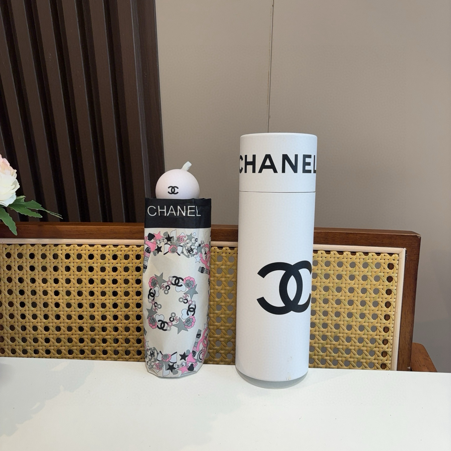  CHANEL（香奈儿）五折手开折叠晴雨伞 集合香奈儿灵魂LOGO为一体的设计风格高雅奢华 带在身上带来