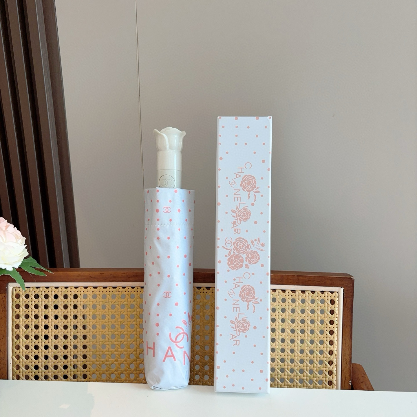  CHANEL（香奈儿） 玫瑰花头手柄 三折自动折叠晴雨伞    阻隔99%直射伞面的紫外线 杜绝夏季晒