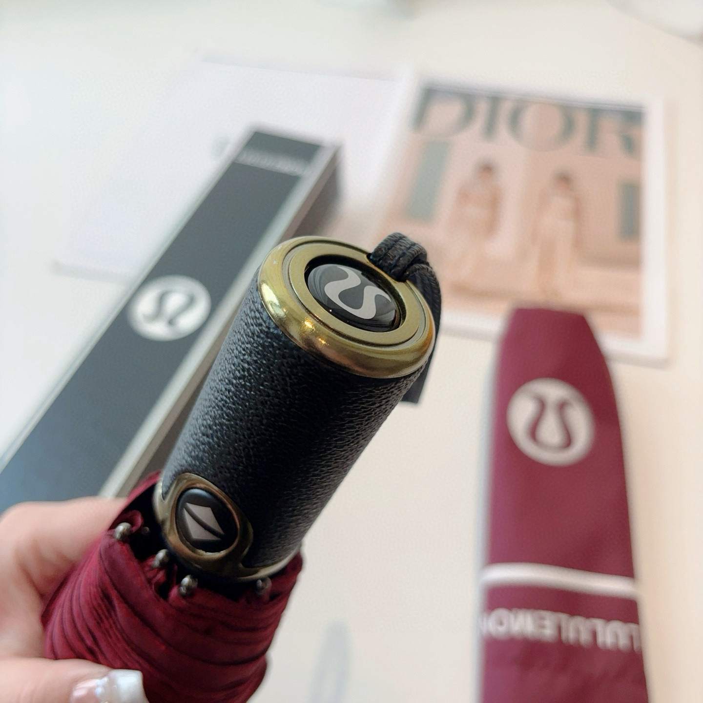  LULULEMON 三折自动折叠晴雨伞 灵魂LOGO为一体的设计风格高雅奢华 带在身上带来独特视觉效果