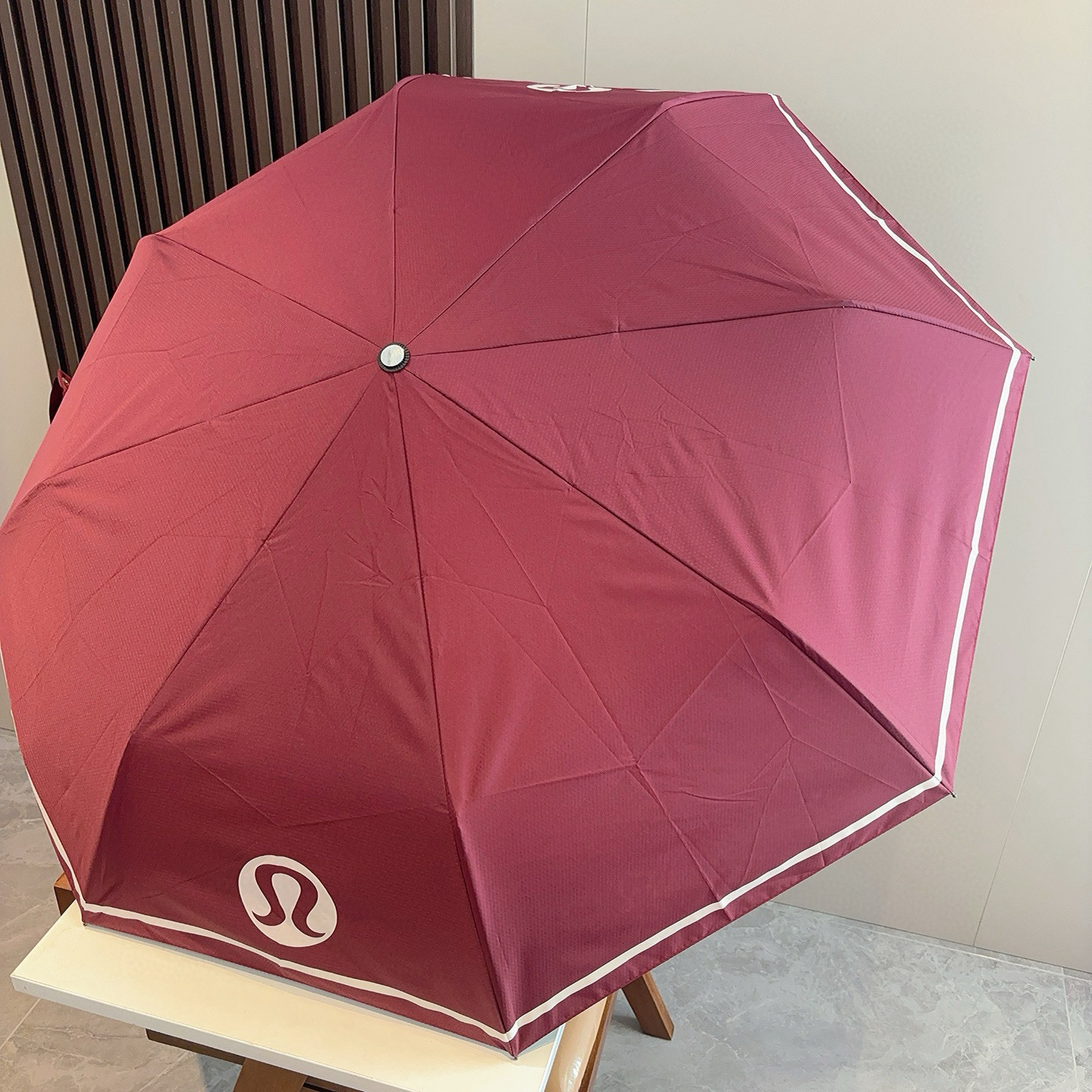  LULULEMON 三折自动折叠晴雨伞 灵魂LOGO为一体的设计风格高雅奢华 带在身上带来独特视觉效果