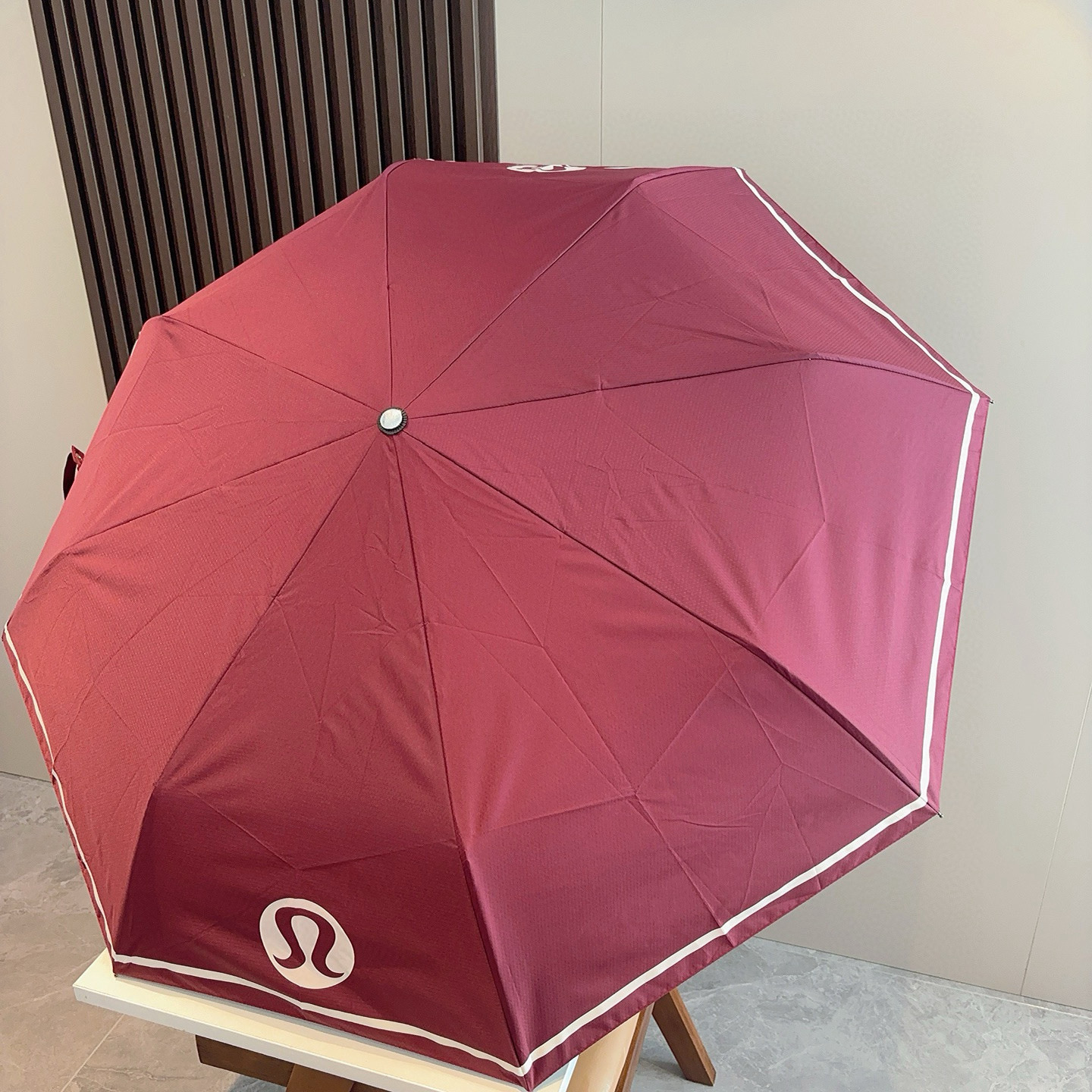  LULULEMON 三折自动折叠晴雨伞 灵魂LOGO为一体的设计风格高雅奢华 带在身上带来独特视觉效果
