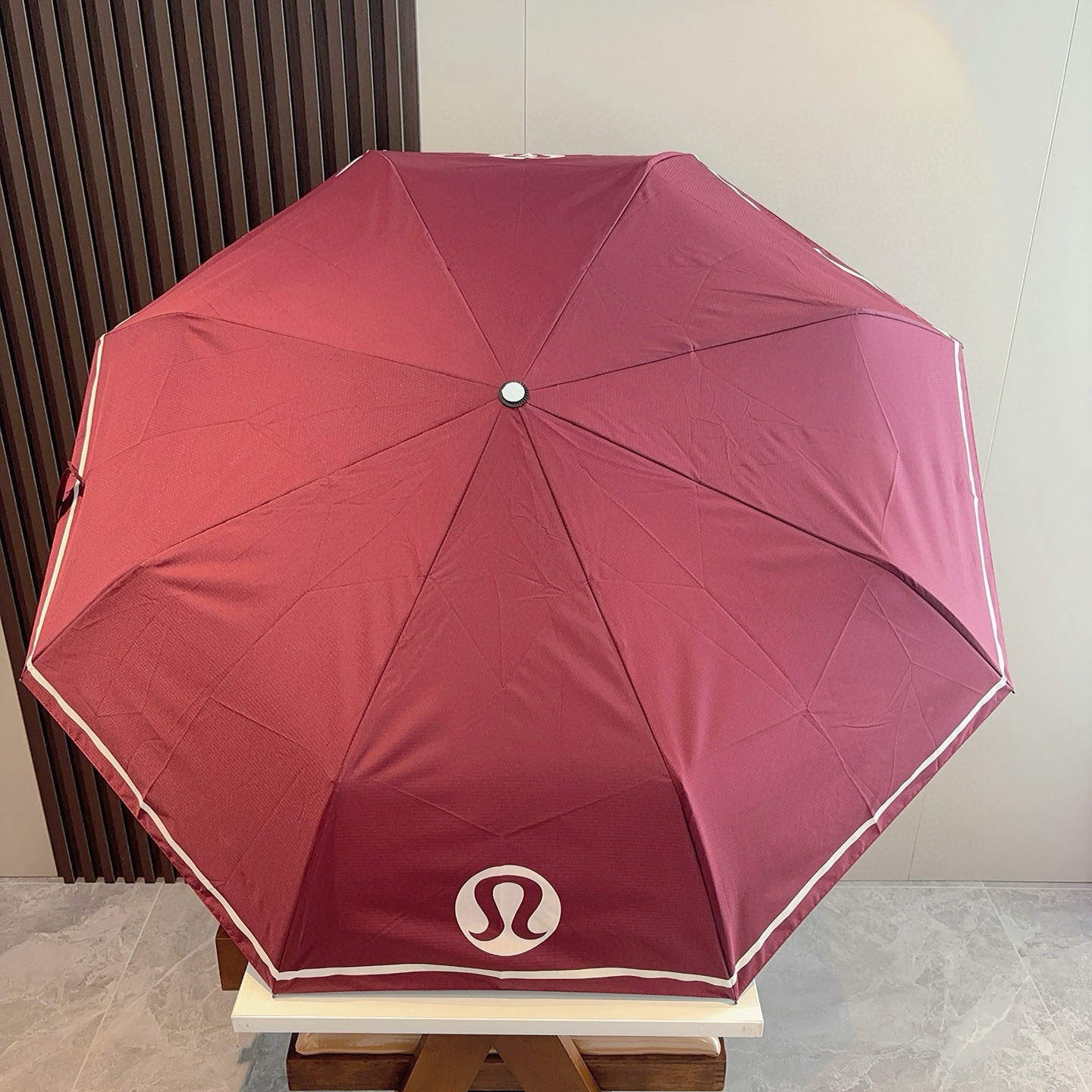  LULULEMON 三折自动折叠晴雨伞 灵魂LOGO为一体的设计风格高雅奢华 带在身上带来独特视觉效果