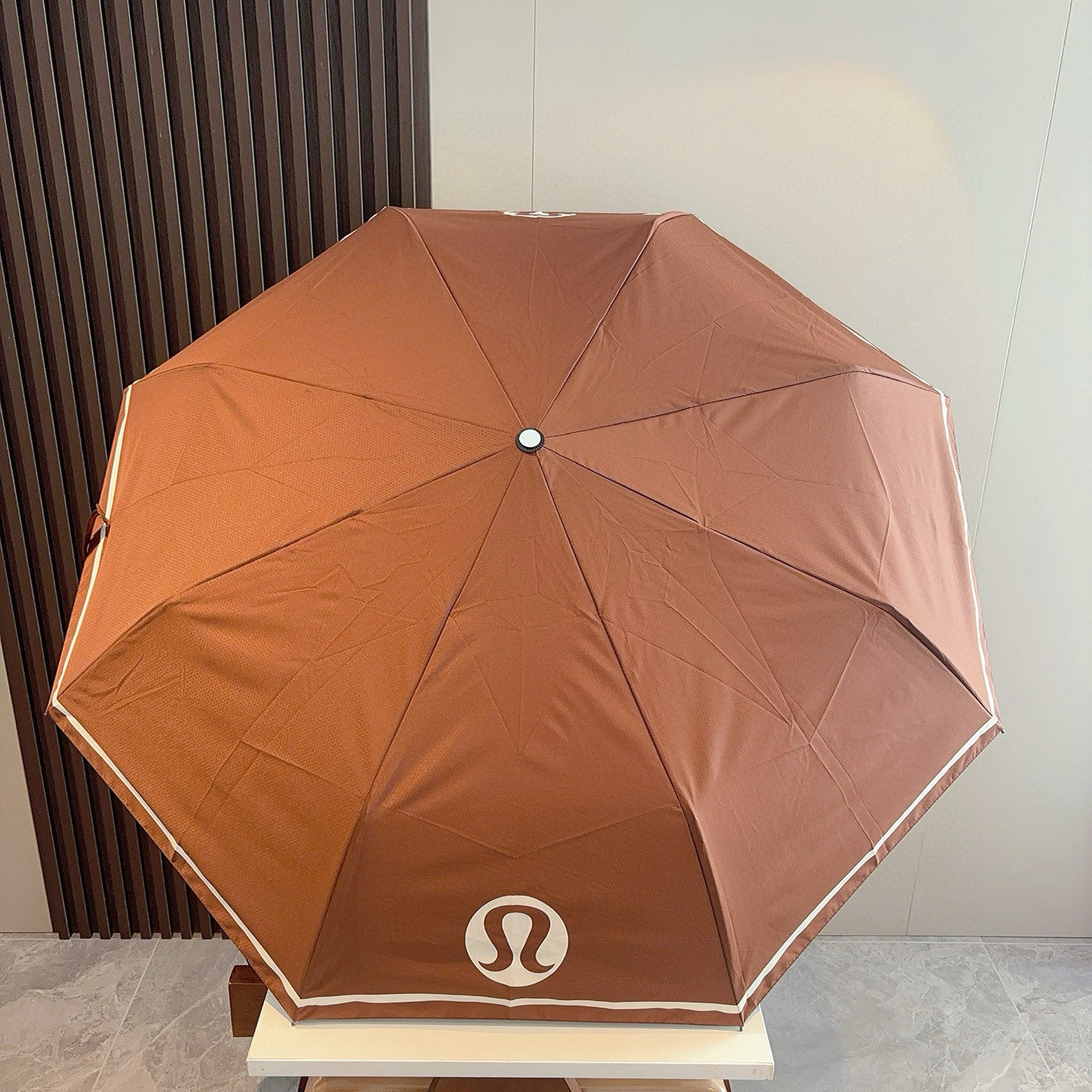  LULULEMON 三折自动折叠晴雨伞 灵魂LOGO为一体的设计风格高雅奢华 带在身上带来独特视觉效果