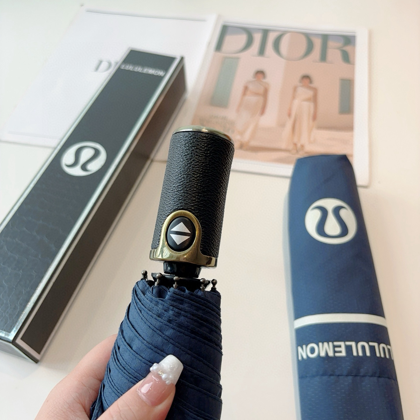  LULULEMON 三折自动折叠晴雨伞 灵魂LOGO为一体的设计风格高雅奢华 带在身上带来独特视觉效果