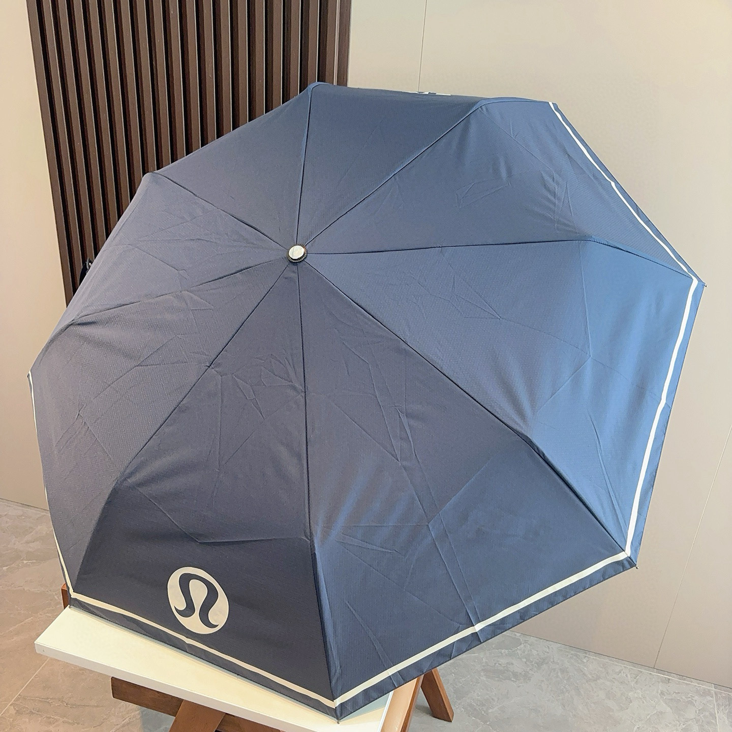  LULULEMON 三折自动折叠晴雨伞 灵魂LOGO为一体的设计风格高雅奢华 带在身上带来独特视觉效果