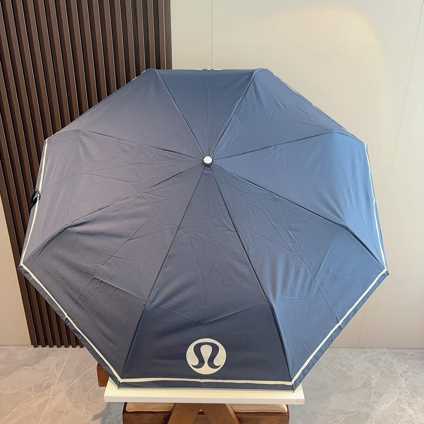  LULULEMON 三折自动折叠晴雨伞 灵魂LOGO为一体的设计风格高雅奢华 带在身上带来独特视觉效果