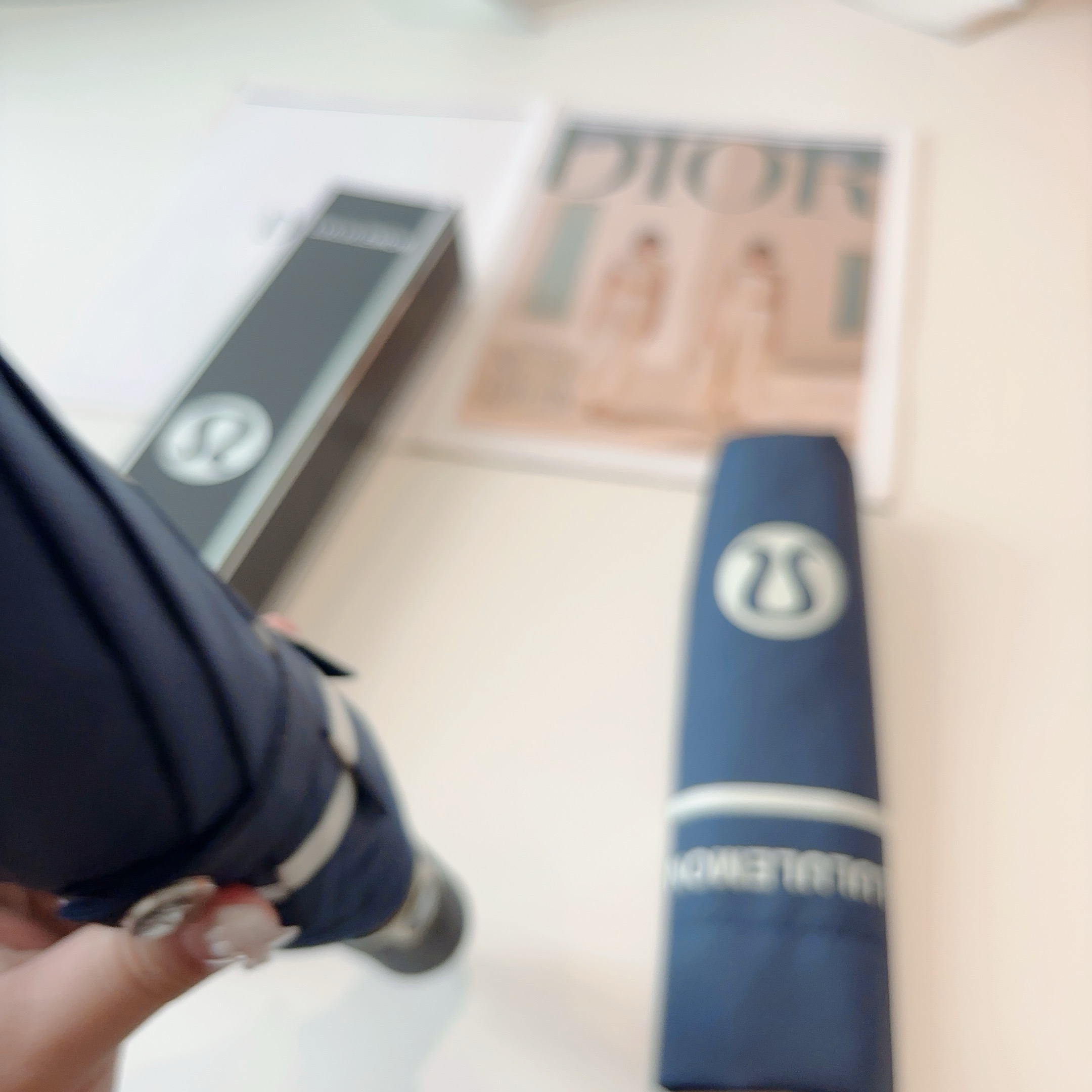  LULULEMON 三折自动折叠晴雨伞 灵魂LOGO为一体的设计风格高雅奢华 带在身上带来独特视觉效果