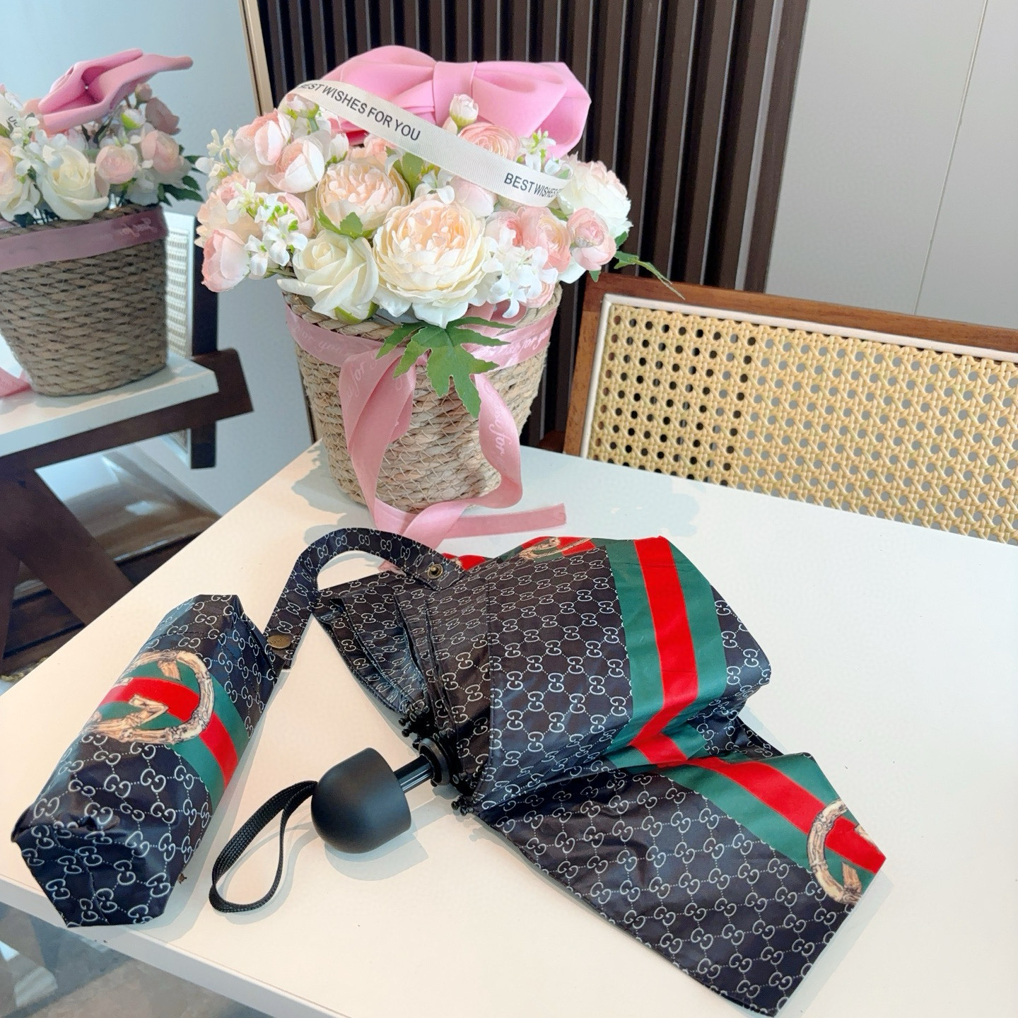  GUCCI古奇 新款 五折伞 热卖款 时尚指数爆表 不论晴天雨天使用都相得益彰 拥有它感受风从身体经过