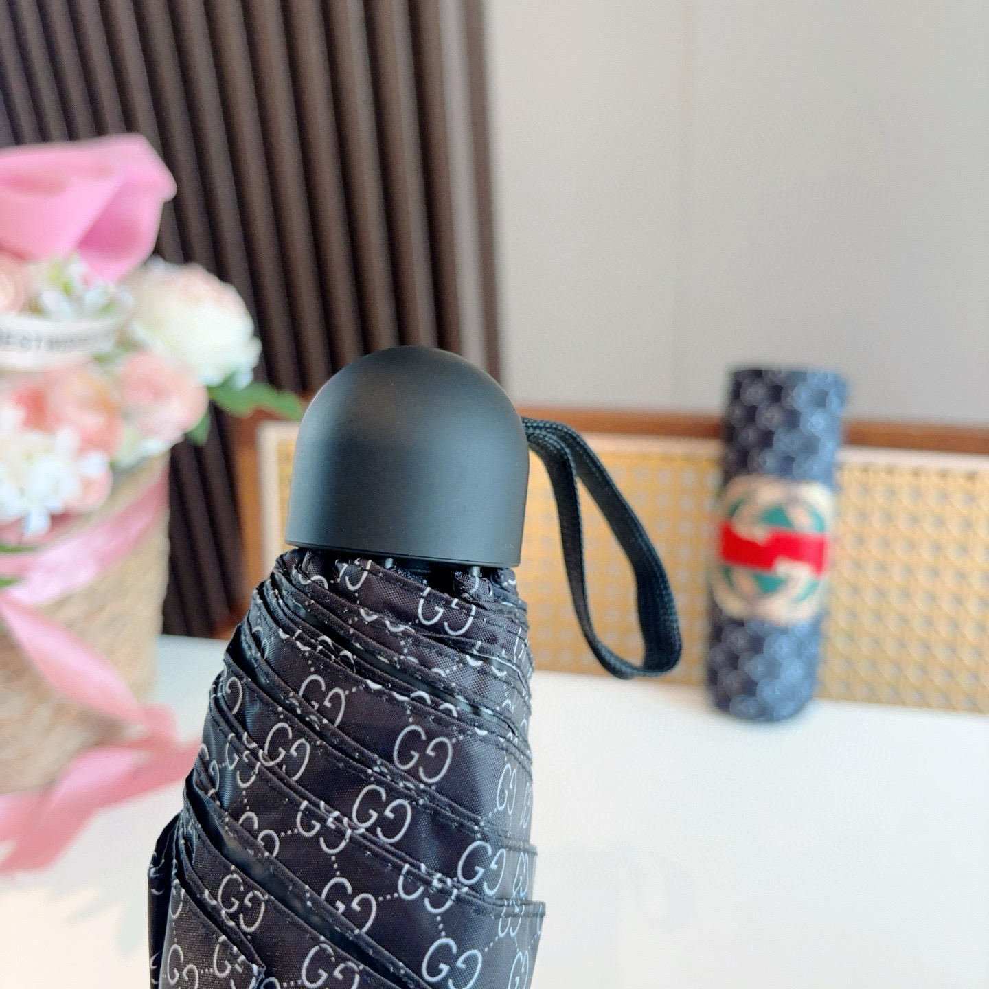 GUCCI古奇 新款 五折伞 热卖款 时尚指数爆表 不论晴天雨天使用都相得益彰 拥有它感受风从身体经过