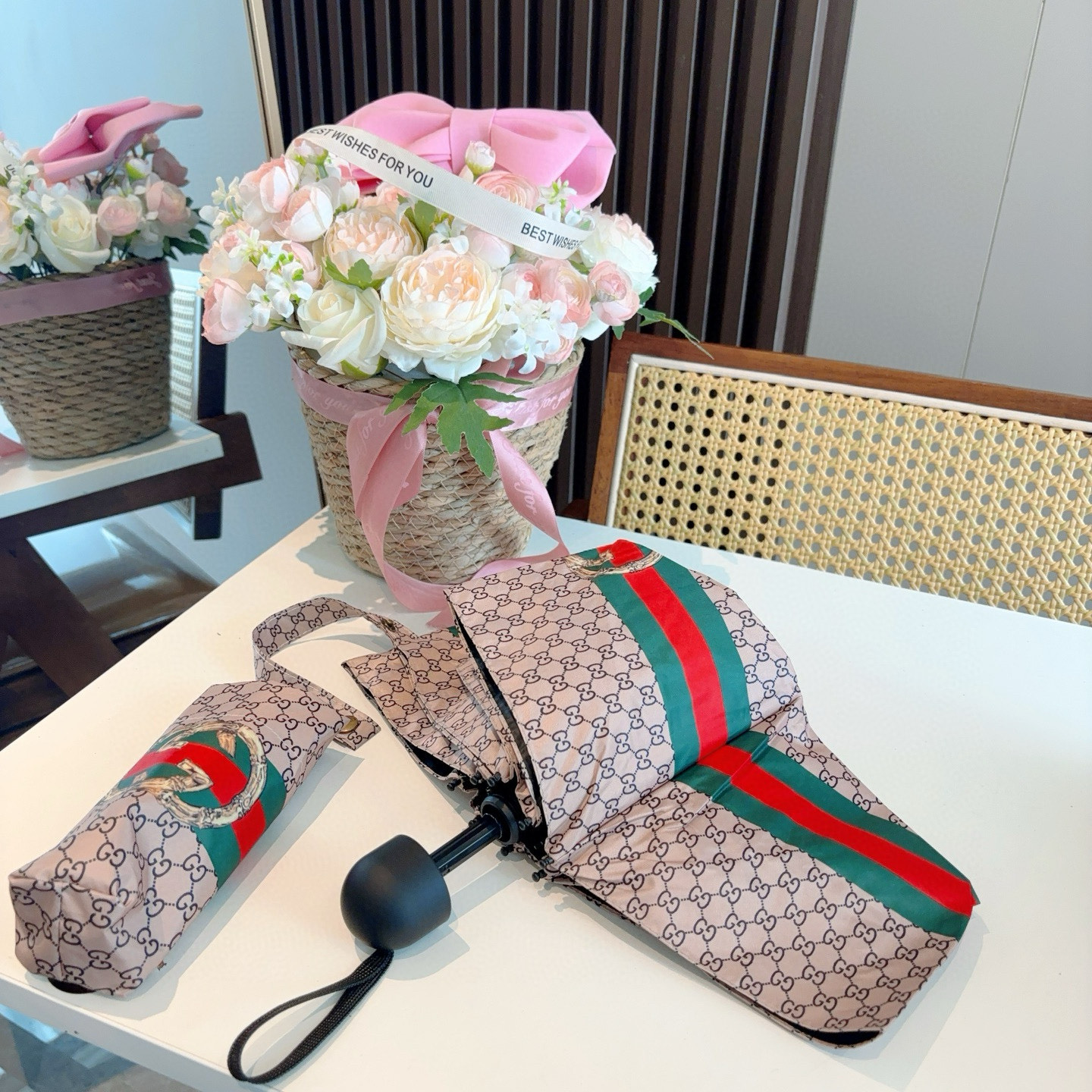  GUCCI古奇 新款 五折伞 热卖款 时尚指数爆表 不论晴天雨天使用都相得益彰 拥有它感受风从身体经过