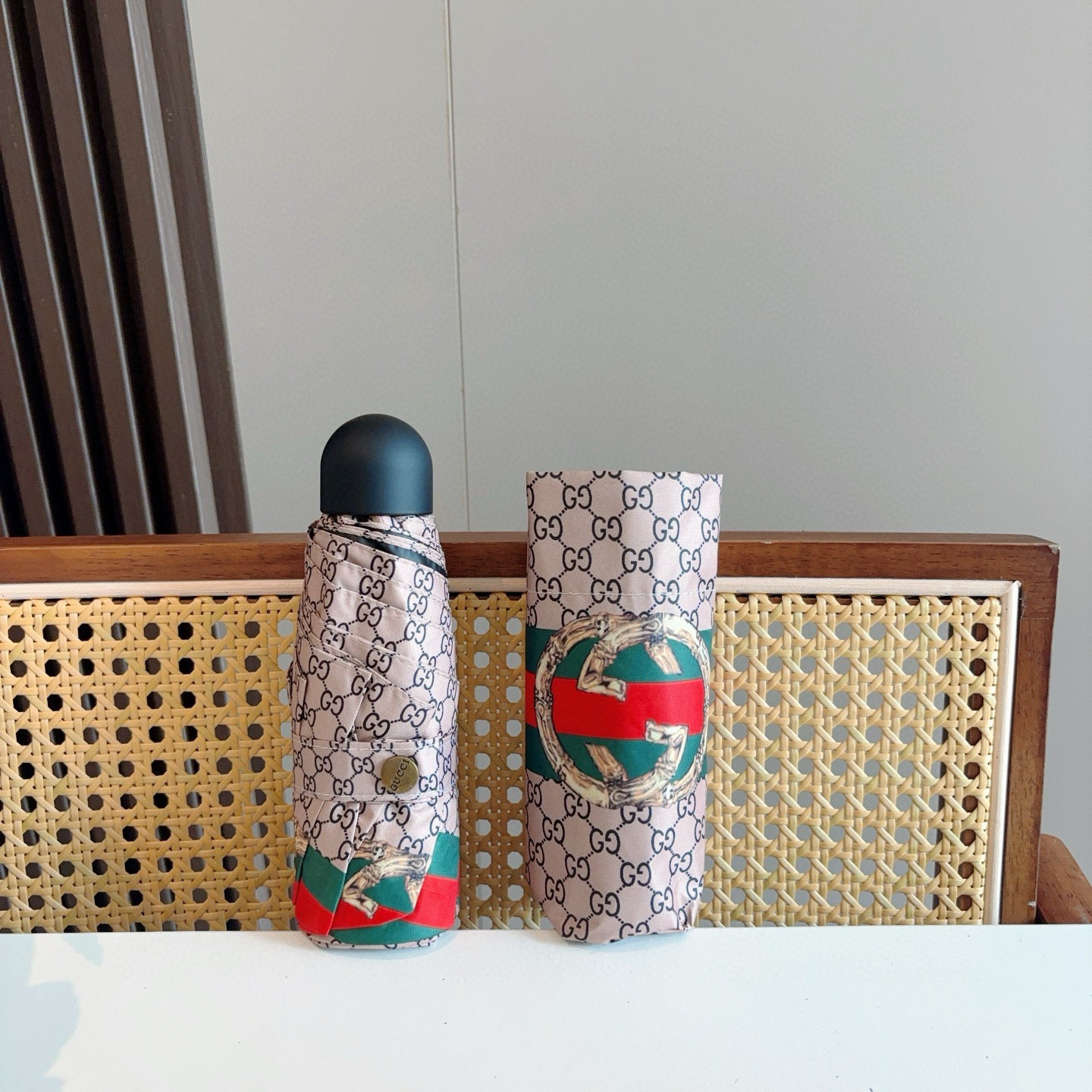  GUCCI古奇 新款 五折伞 热卖款 时尚指数爆表 不论晴天雨天使用都相得益彰 拥有它感受风从身体经过