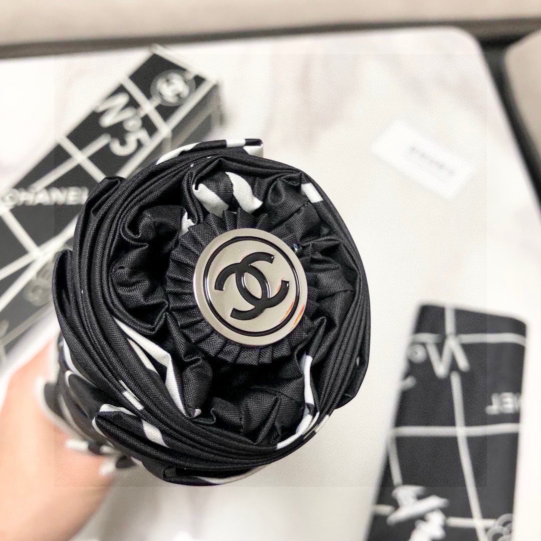  CHANEL（香奈儿）三折自动折叠晴雨伞 集合香奈儿灵魂LOGO为一体的设计风格高雅奢华 带在身上带来