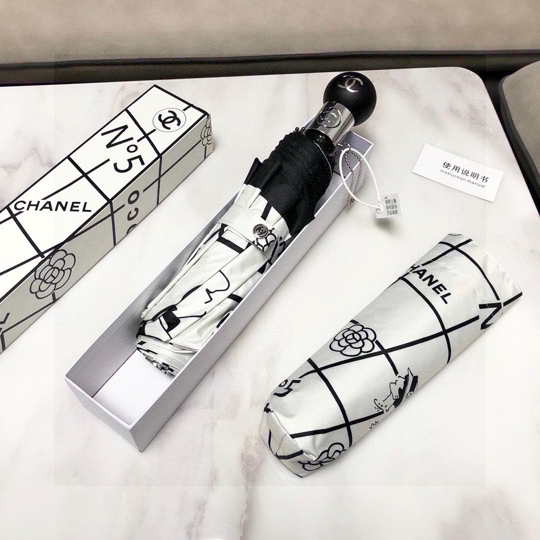  CHANEL（香奈儿）三折自动折叠晴雨伞 集合香奈儿灵魂LOGO为一体的设计风格高雅奢华 带在身上带来