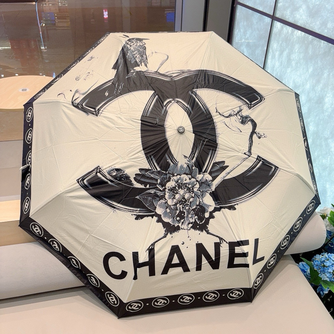  CHANEL（香奈儿）三折自动折叠晴雨伞 集合香奈儿灵魂LOGO为一体的设计风格高雅奢华 带在身上带来