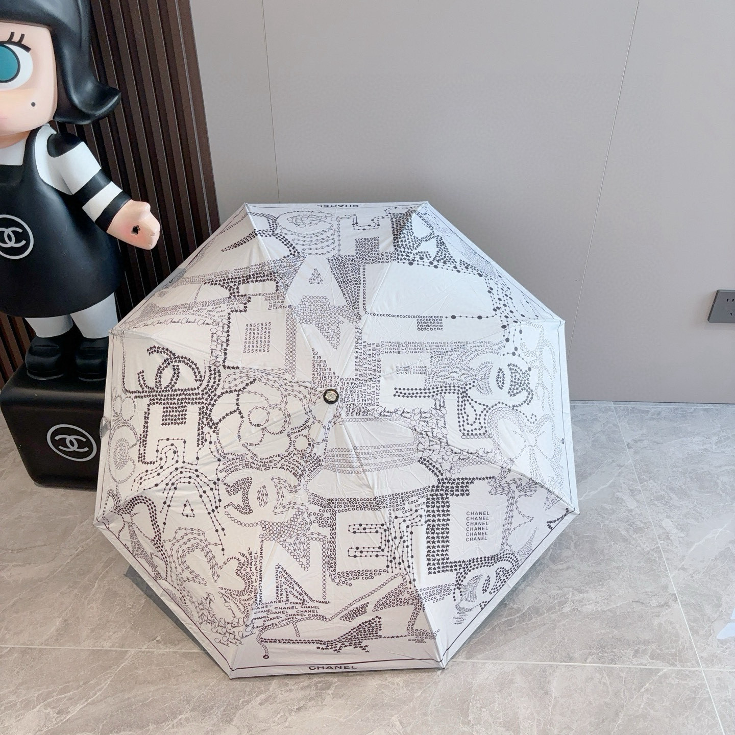CHANEL（香奈儿）新款 三折手开折叠晴雨伞 做工精细 气质 时尚 炒鸡好看！防紫外线 人手必备 ！