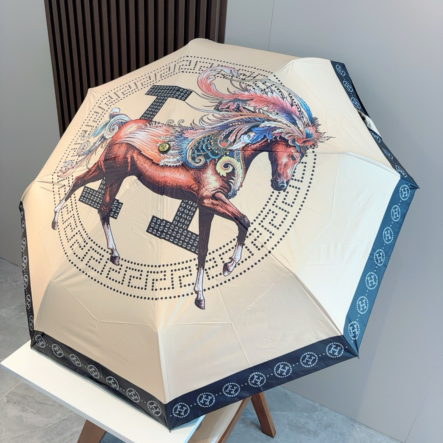 爱马仕（Hermès）   新款 极品H家三折自动伞重磅呈现 以其精湛的工艺技术和源源不断的想像力 新涂