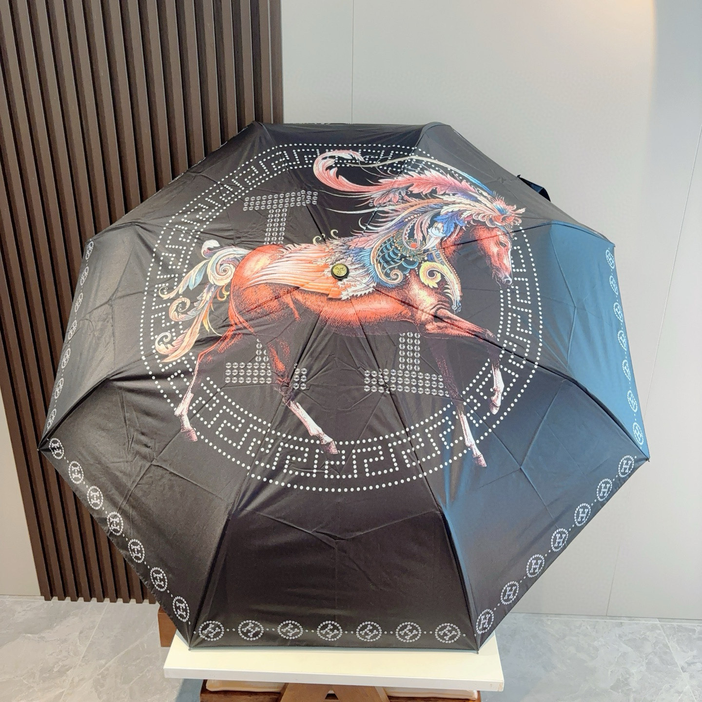 爱马仕（Hermès）   新款 极品H家三折自动伞重磅呈现 以其精湛的工艺技术和源源不断的想像力 新涂