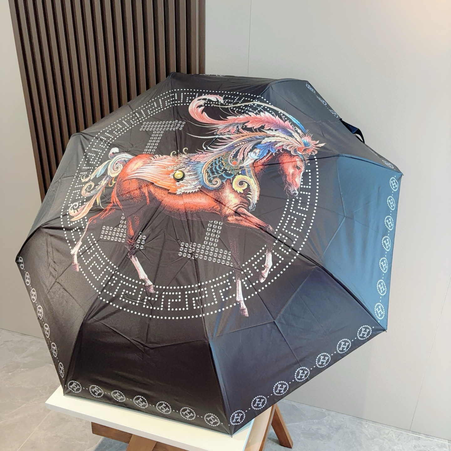 爱马仕（Hermès）   新款 极品H家三折自动伞重磅呈现 以其精湛的工艺技术和源源不断的想像力 新涂