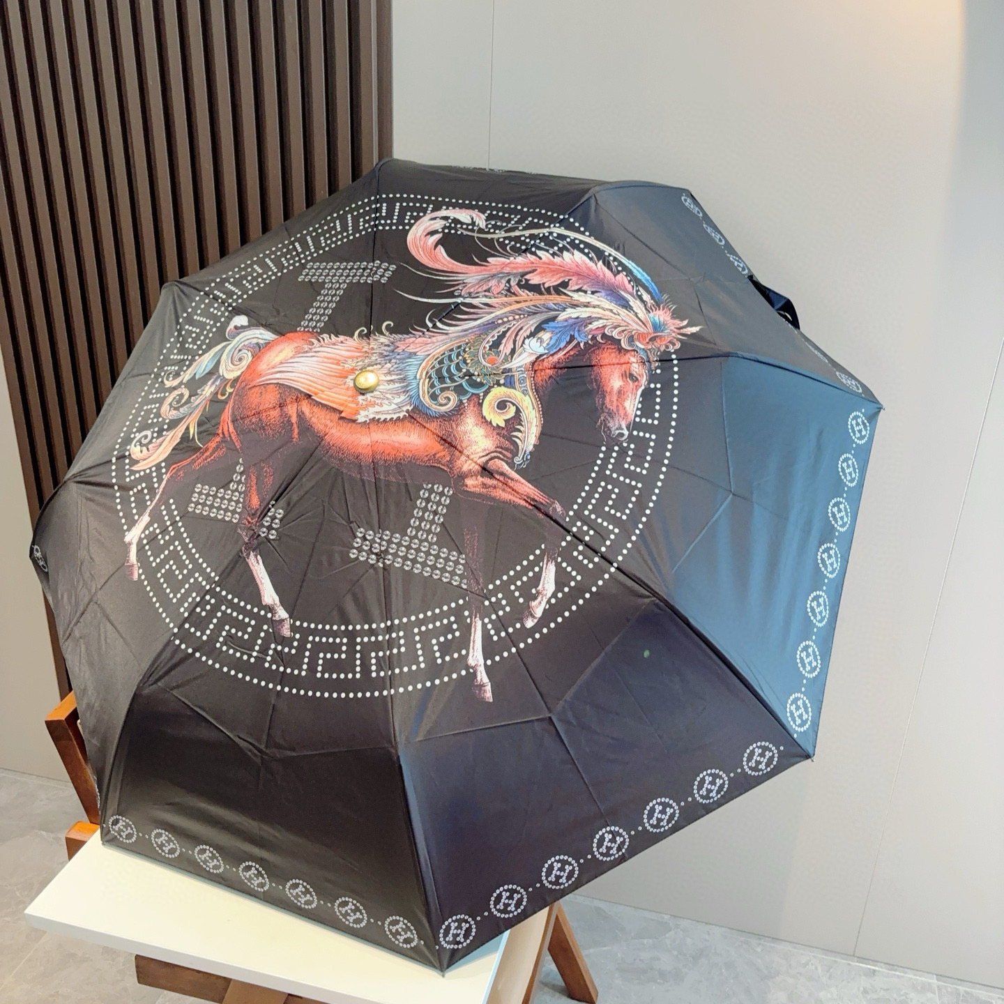 爱马仕（Hermès）   新款 极品H家三折自动伞重磅呈现 以其精湛的工艺技术和源源不断的想像力 新涂