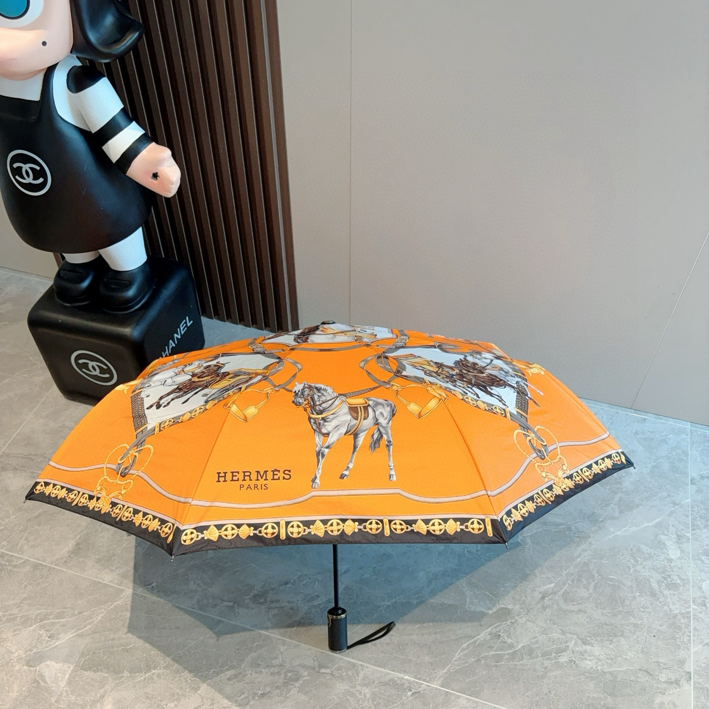     爱马仕（Hermès）   极品H家三折自动伞重磅呈现 以其精湛的工艺技术和源源不断的想像力 新