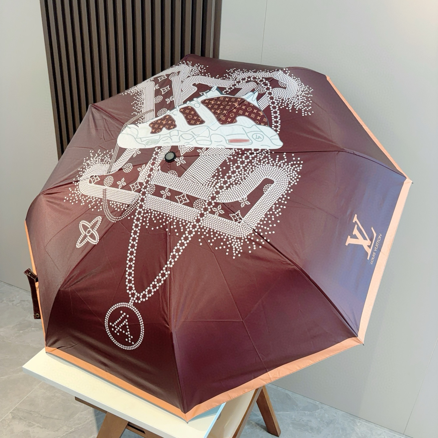 LOUIS VUITTON （路易威登）新款 三折自动折叠晴雨伞 新涂层技术深色伞面 拥有令人惊喜的遮光
